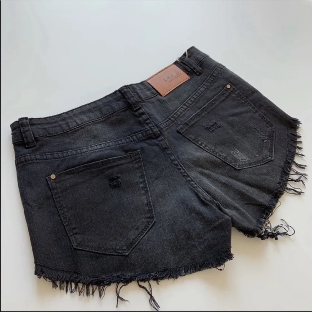 BLACK DISTRESSED DENIM SHORTS